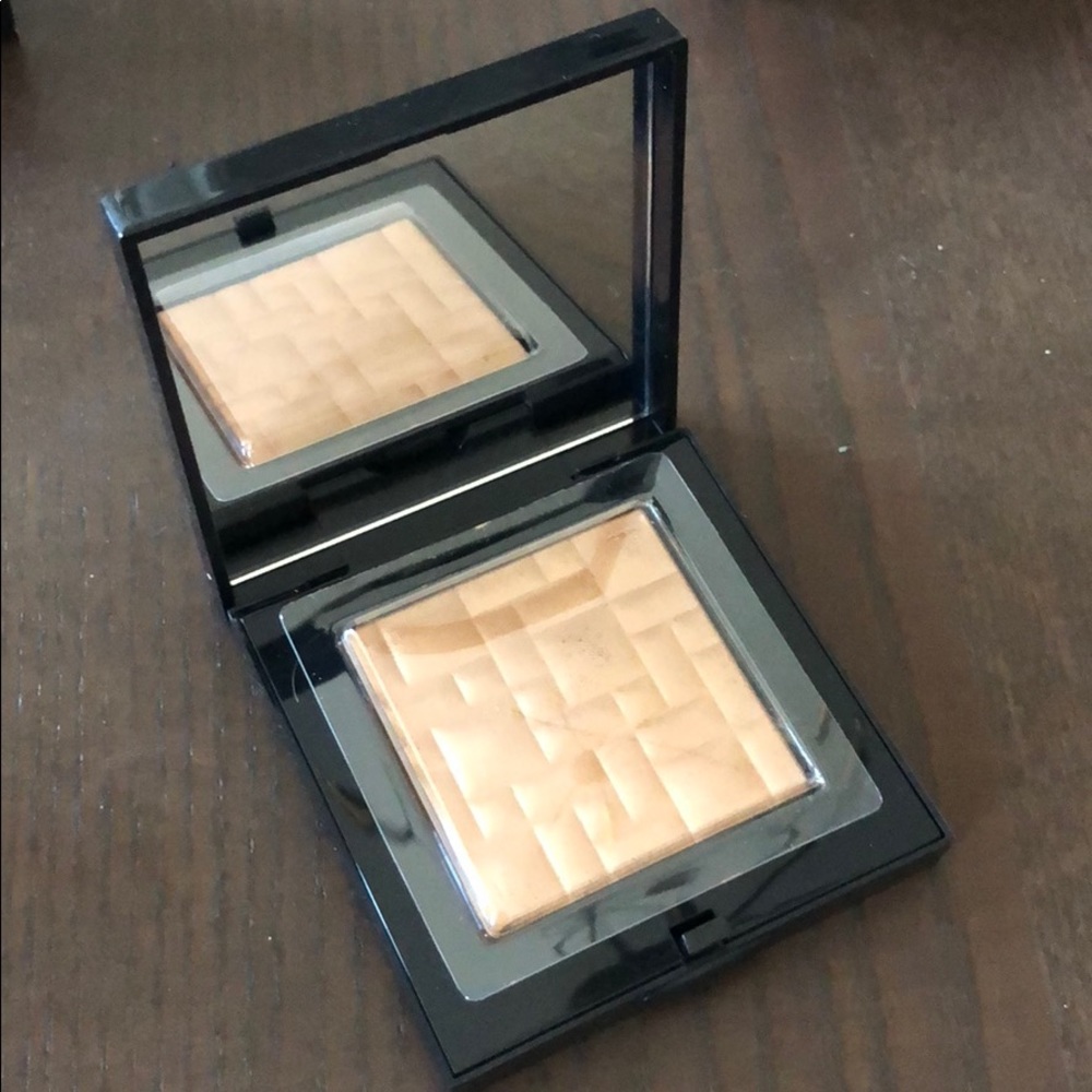 Bobbi Brown bronze glow highlighting powder
